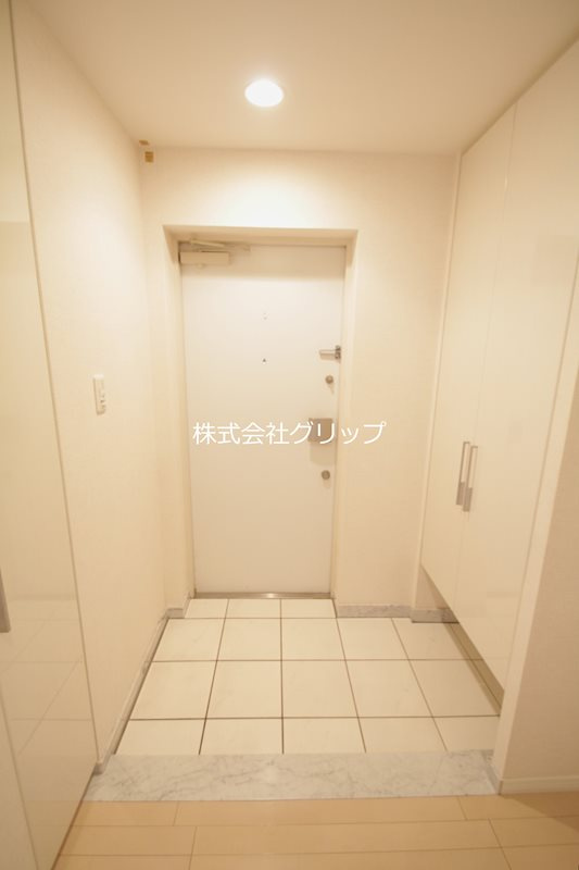 ルネ・ブランシュ横浜海岸通りの玄関