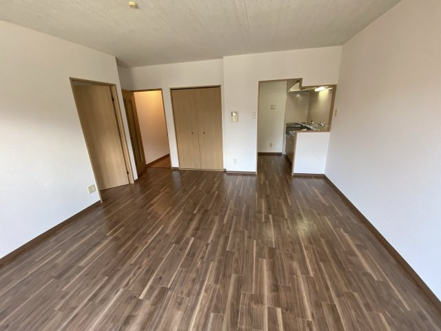 ウエストリバーBの居間・リビング