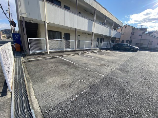 ウエストリバーBの駐車場