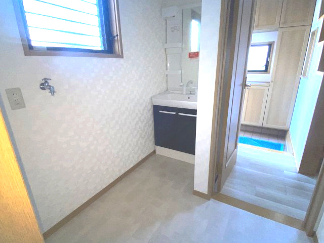 入間市下藤沢三丁目　中古戸建の独立洗面台|独立洗面台で身支度をすべて済ませてしまいましょう