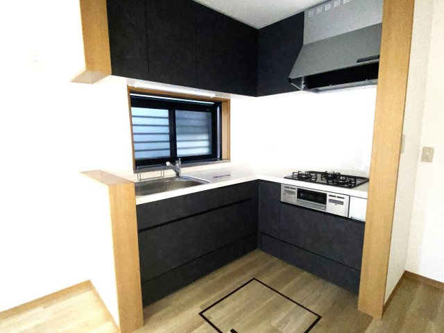 入間市下藤沢三丁目　中古戸建のキッチン|コーナーにあるコンパクトなキッチンで掃除もラクラク