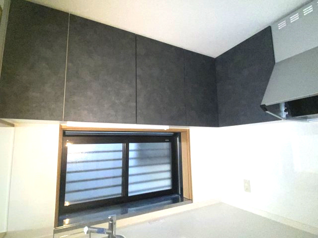 入間市下藤沢三丁目　中古戸建のキッチン|上部にあるキッチンの収納、お料理をお楽しみください