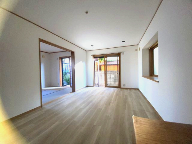 入間市下藤沢三丁目　中古戸建の居間・リビング|キッチンから繋がってるおしゃれなリビングです