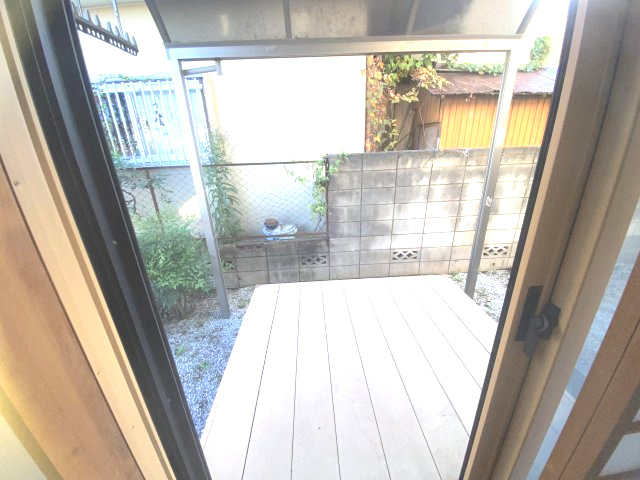 入間市下藤沢三丁目　中古戸建のその他|リビングからのウッドデッキ