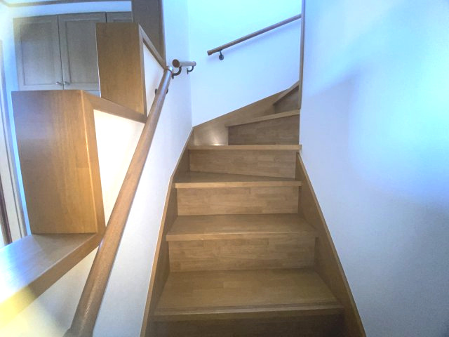 入間市下藤沢三丁目　中古戸建の内装|上がりやすい階段です