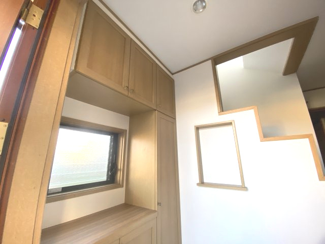 入間市下藤沢三丁目　中古戸建の玄関|明るい玄関です