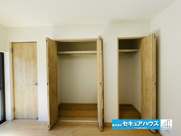 【今からご案内可能】知多市旭桃台　中古戸建の収納|【クローゼット】
◆お洋服はもちろん上棚部分にも収納可能です。