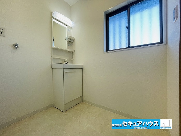 【今からご案内可能】知多市旭桃台　中古戸建の独立洗面台|【洗面台】
◆鏡の裏にはたっぷりと収納スペースを標準装備！
◆電源を付属しているのでドライヤーなど利用できます。