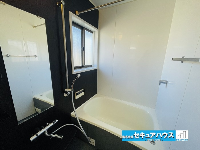 【今からご案内可能】知多市旭桃台　中古戸建の浴室|【浴室】
◆アクセントパネルで落ち着きのある雰囲気を演出します。毎日の疲れを癒やすバスタイムをお楽しみ下さい！
◆窓付きで、カビの繁殖を抑える効果があります。