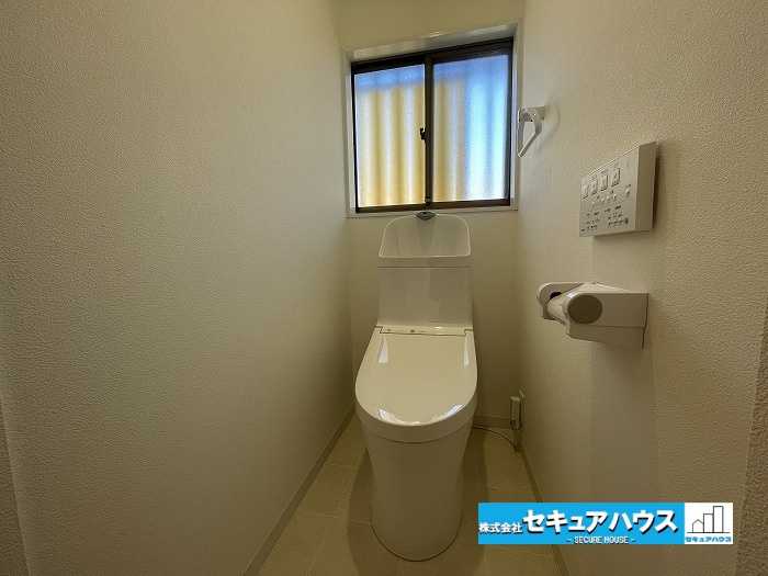 【今からご案内可能】知多市旭桃台　中古戸建のトイレ|【高機能トイレ】
◆高機能トイレの多くは便器のフタの開閉が自動であり、使用後に手動で水を流す面倒もなく非常に便利です。スタイリッシュな見た目で、お掃除しやすく、節水効果が高いです。
