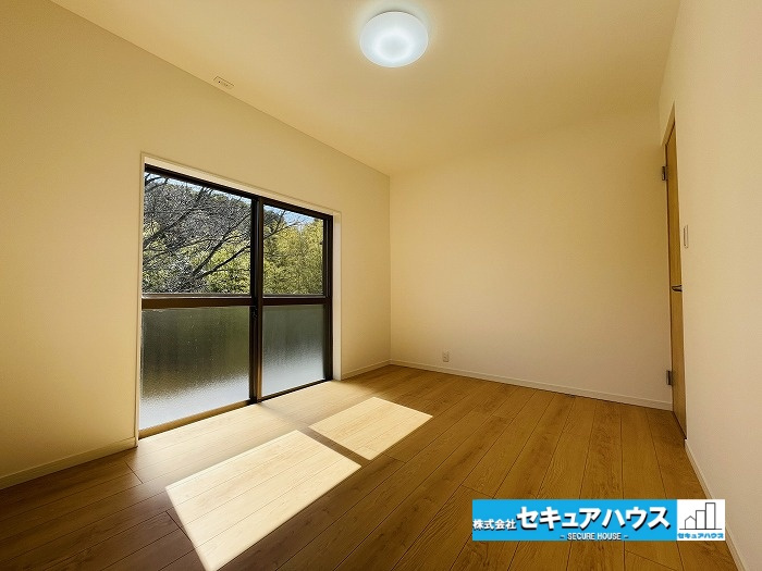 【今からご案内可能】知多市旭桃台　中古戸建の洋室|【洋室】
◆広々とした居住空間は日々の暮らしを彩り、心のやすらぎと満足感を与えてくれます。通風と採光を考慮した設計は子供たちはのびのび育ち、家族でくつろぎと団らんを生み出します。