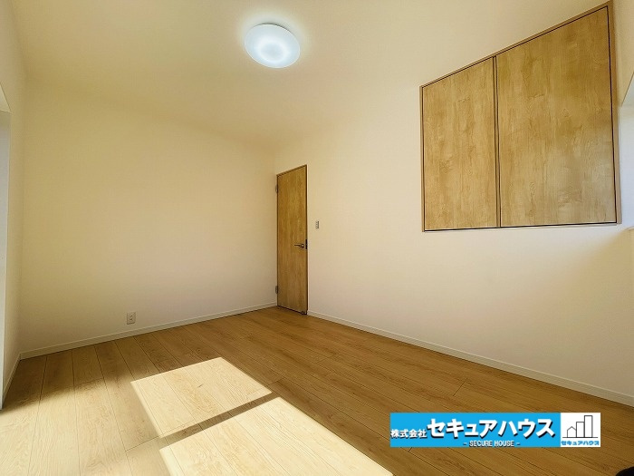 【今からご案内可能】知多市旭桃台　中古戸建の洋室|【洋室】
◆家族一人ひとりの大切なプライベート空間。趣味に合わせて使って頂けるようシンプルに仕上げてあります。暮らし心地を大きく左右する収納を、適材適所に配置し使い勝手を考慮しました。　