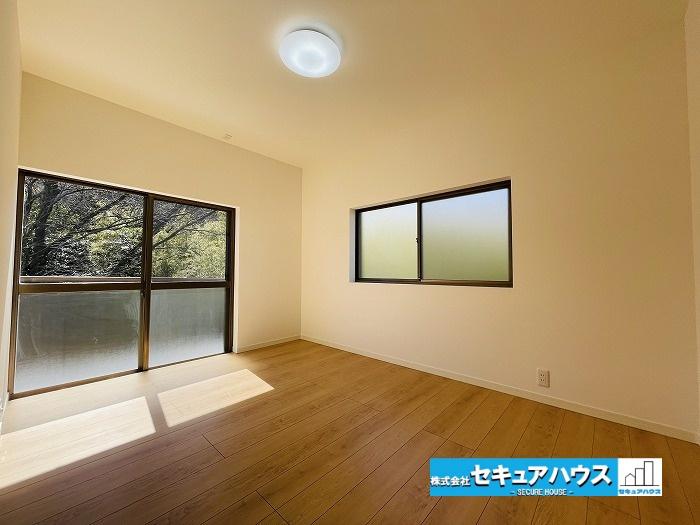 【今からご案内可能】知多市旭桃台　中古戸建の洋室|【洋室】
◆大きな窓と小さな窓の2面から採光を取り入れることができます。