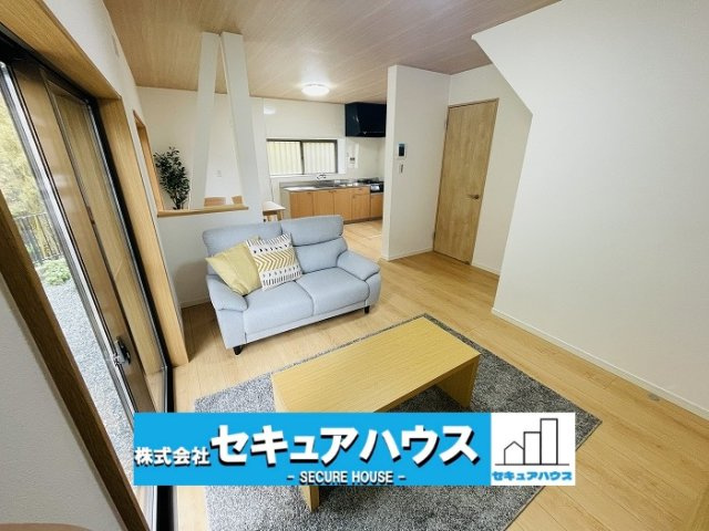 【今からご案内可能】知多市旭桃台　中古戸建の居間・リビング|■現地外観写真
敷地面積約83坪、建物面積約23坪。
駐車1台可能！オプション工事でカーポート設置などいかがでしょうか。その他にも、フェンスなどの「オプション工事」もご提案いたします♪