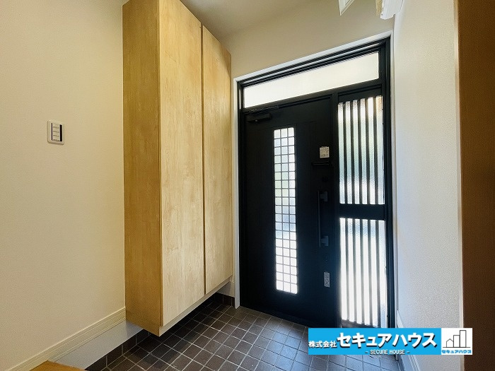 【今からご案内可能】知多市旭桃台　中古戸建の玄関|【玄関】
◆お家に出会う人々を迎える玄関だからこそ、広々清潔感あふれる空間にしたいものです。採光・通風にも配慮された設計で毎日明るい空間をキープします♪