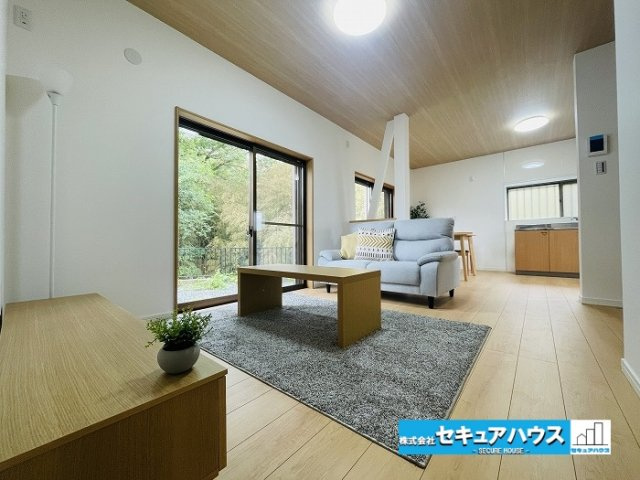 【今からご案内可能】知多市旭桃台　中古戸建の居間・リビング|【LDK】
◆通学から帰宅し、リビングルームで会話を楽しむ子ども達。リビングから臨む景色は太陽色に染まり、解放感溢れゆったりとしたひと時を過ごすことが出来る素敵な空間です。