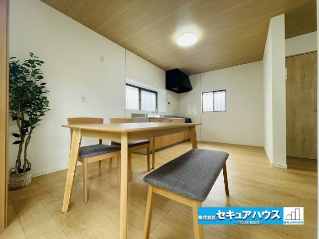 【今からご案内可能】知多市旭桃台　中古戸建の居間・リビング|【LDK】
◆日当たりが良く温かい広々リビングは家族の団らんスペースになります。