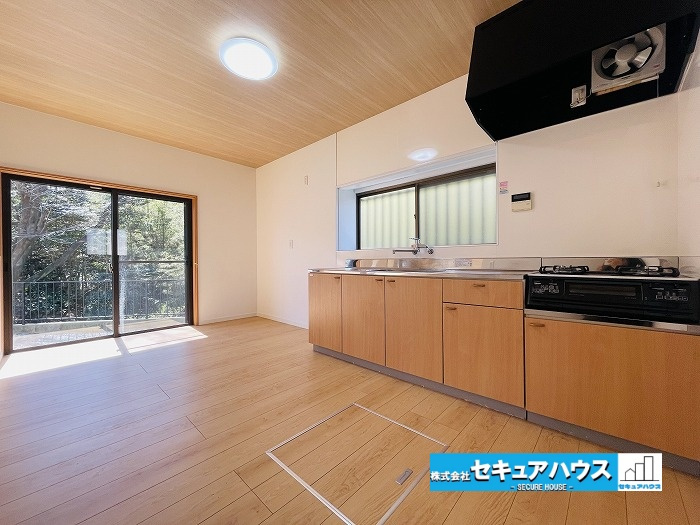 【今からご案内可能】知多市旭桃台　中古戸建のキッチン|【キッチン】
◆同時にたくさんの料理が調理できる。「焼く・蒸す・煮る」の工程を同時進行で進めることができるので、料理を素早く作ることができます。育児でバタバタ忙しいママに嬉しい♪　