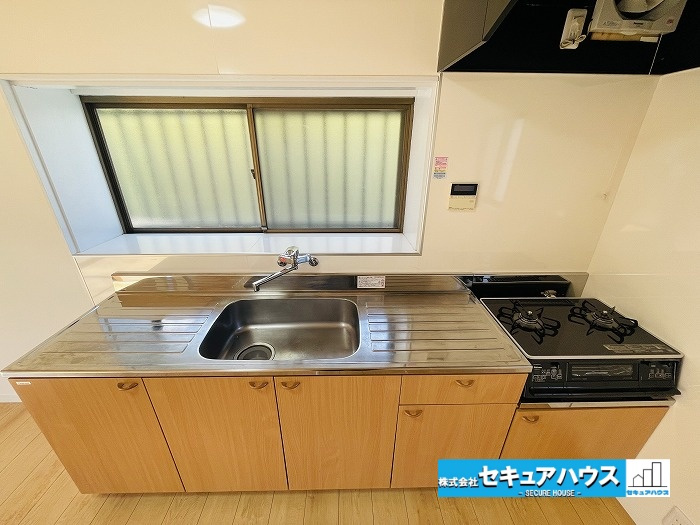 【今からご案内可能】知多市旭桃台　中古戸建のキッチン|【キッチン】
◆窓付きの為換気もしやすく、調理スペースも充分に確保されたキッチンです。