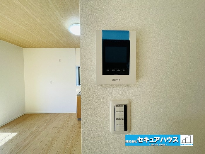 【今からご案内可能】知多市旭桃台　中古戸建の防犯設備|【モニター付きインターホン】
◆モニターで来客を確認できるので安心・安全です。