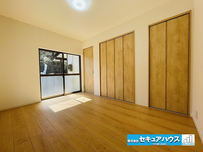 【今からご案内可能】知多市旭桃台　中古戸建の洋室|【１階洋室】
◆1階の洋室は将来的に高齢者が住む場合、階段を使わずに生活できるため、移動の負担を減らせます。