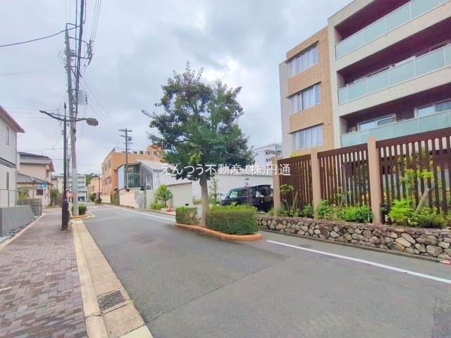 リガーレ清明山1期の前面道路含む現地写真