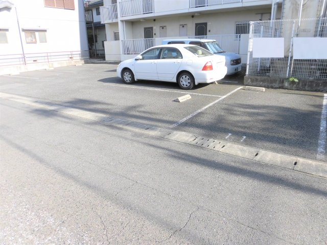 ヴィラフロレアールの駐車場