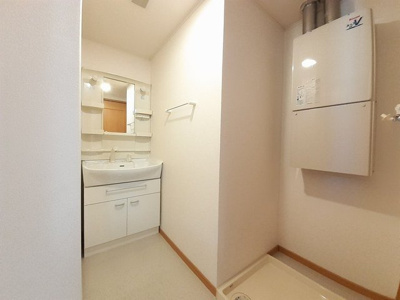 【洗面所】 | プリムロ－ズⅢ | ゆったりとスペースのある洗面所