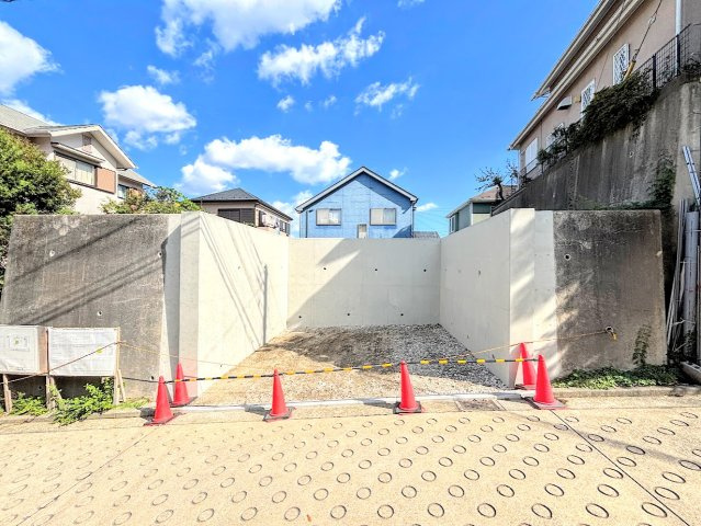 戸塚区柏尾町　新築戸建て　第1の外観|◆爽やかな青空の下に贅沢なほどに降り注ぐ陽光、豊かな居住性と、クオリティが見事に調和した住空間は、住まうことの喜びを感じさせてくれます。ゆとりある広い敷地で開放的なお住まいです。

