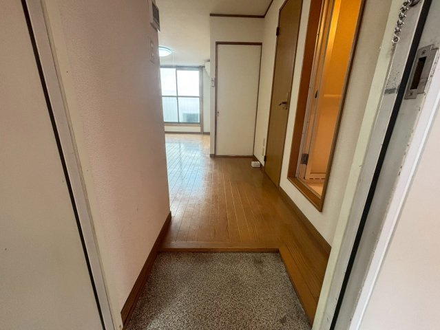 メゾン藤生の玄関