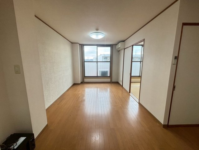 メゾン藤生の居間・リビング