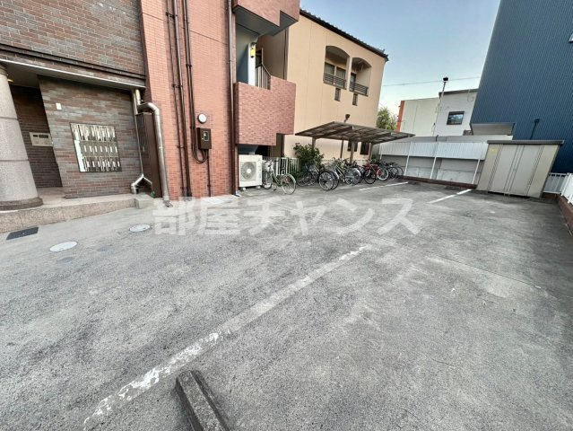 グランデ城西の駐車場