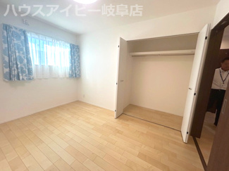 【洋室】 | 岐阜市粟野西！シンプルホーム施工の築3年！敷地広々75坪！お車3台以上可能！岩野田北小学校！ | 岐阜市粟野西！シンプルホーム施工の築3年！敷地広々75坪！お車3台以上可能！岩野田北小学校！