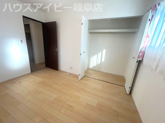 【洋室】 | 岐阜市粟野西！シンプルホーム施工の築3年！敷地広々75坪！お車3台以上可能！岩野田北小学校！ | 岐阜市粟野西！シンプルホーム施工の築3年！敷地広々75坪！お車3台以上可能！岩野田北小学校！