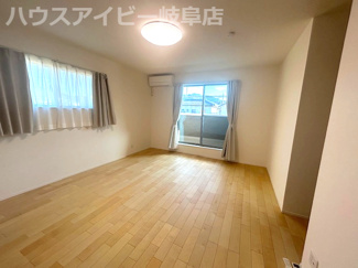 【洋室】 | 岐阜市粟野西！シンプルホーム施工の築3年！敷地広々75坪！お車3台以上可能！岩野田北小学校！ | 岐阜市粟野西！シンプルホーム施工の築3年！敷地広々75坪！お車3台以上可能！岩野田北小学校！