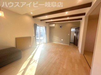 【居間・リビング】 | 岐阜市粟野西！シンプルホーム施工の築3年！敷地広々75坪！お車3台以上可能！岩野田北小学校！ | 岐阜市粟野西！シンプルホーム施工の築3年！敷地広々75坪！お車3台以上可能！岩野田北小学校！