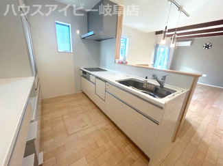 【キッチン】 | 岐阜市粟野西！シンプルホーム施工の築3年！敷地広々75坪！お車3台以上可能！岩野田北小学校！ | 岐阜市粟野西！シンプルホーム施工の築3年！敷地広々75坪！お車3台以上可能！岩野田北小学校！