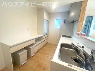 【キッチン】 | 岐阜市粟野西！シンプルホーム施工の築3年！敷地広々75坪！お車3台以上可能！岩野田北小学校！ | 岐阜市粟野西！シンプルホーム施工の築3年！敷地広々75坪！お車3台以上可能！岩野田北小学校！