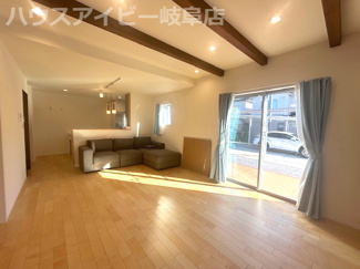【居間・リビング】 | 岐阜市粟野西！シンプルホーム施工の築3年！敷地広々75坪！お車3台以上可能！岩野田北小学校！ | 岐阜市粟野西！シンプルホーム施工の築3年！敷地広々75坪！お車3台以上可能！岩野田北小学校！