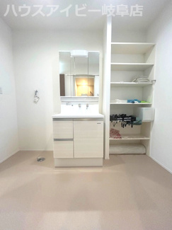 【独立洗面台】 | 岐阜市粟野西！シンプルホーム施工の築3年！敷地広々75坪！お車3台以上可能！岩野田北小学校！ | 岐阜市粟野西！シンプルホーム施工の築3年！敷地広々75坪！お車3台以上可能！岩野田北小学校！