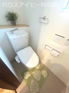 【トイレ】 | 岐阜市粟野西！シンプルホーム施工の築3年！敷地広々75坪！お車3台以上可能！岩野田北小学校！ | 岐阜市粟野西！シンプルホーム施工の築3年！敷地広々75坪！お車3台以上可能！岩野田北小学校！