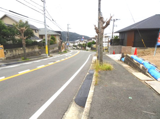 【前面道路含む現地写真】 | 川西市萩原台西2丁目2　建築条件無土地