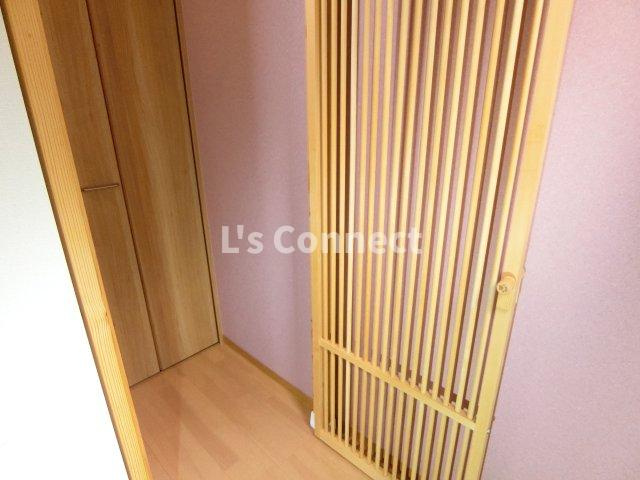 【設備】 | レシャトン | ペットが飛び出さないように玄関には格子扉がついています。