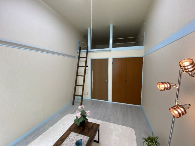 ドルフィンの洋室