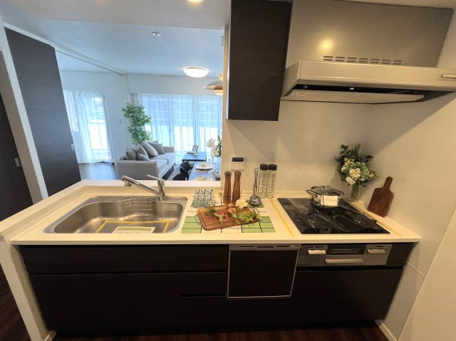 アーリアレジデンス南町田のキッチン|カウンターキッチンなのでLDの様子を見ながら炊事もはかどります。