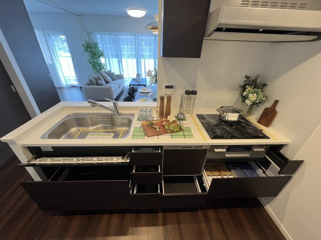 アーリアレジデンス南町田の収納|システムキッチンにもたっぷり収納がございます