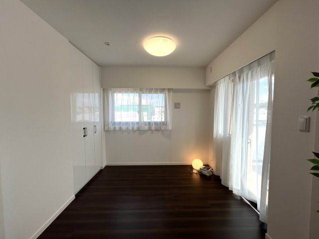 アーリアレジデンス南町田の洋室|洋室約4.5帖　窓が２つございます。