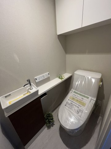 アーリアレジデンス南町田のトイレ|手洗いボウルがあるので衛生的ですね！トイレがすんだら手を洗いましょう。