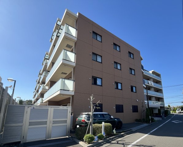 アーリアレジデンス南町田の外観|ライトブラウンとベージュのタイル貼りの外観