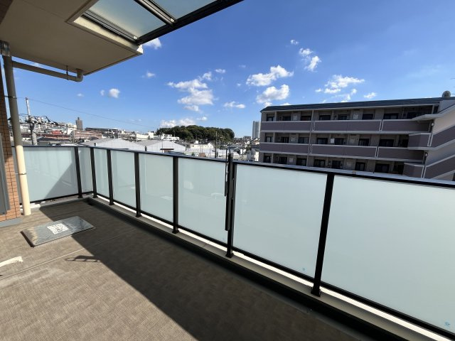 アーリアレジデンス南町田のバルコニー|11.52㎡のバルコニー。幅があるのでお布団も干しやすい。
